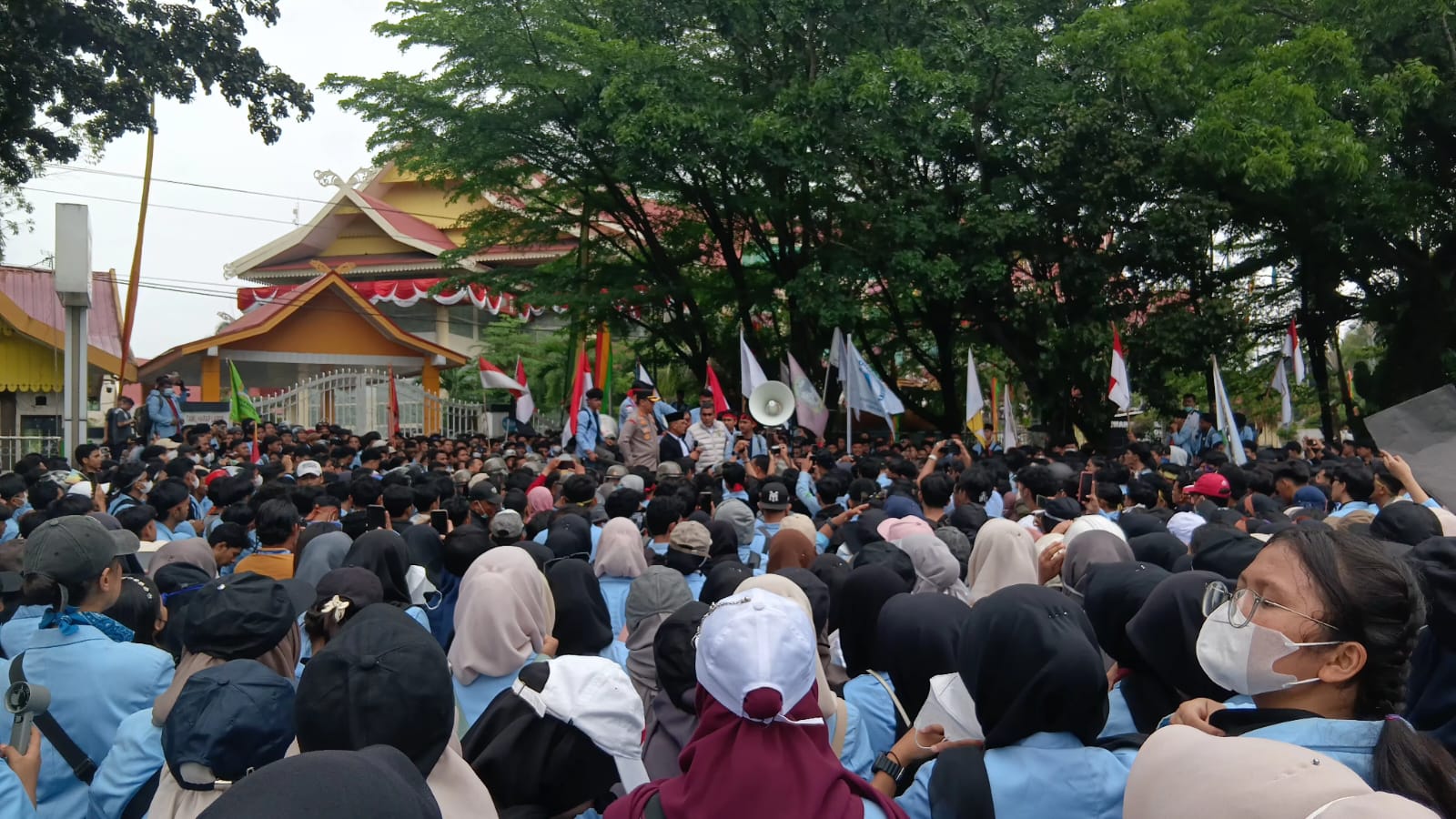Demo Mahasiswa di DPRD Riau Berlangsung Damai, Mahasiswa Dan Polisi Bersalaman