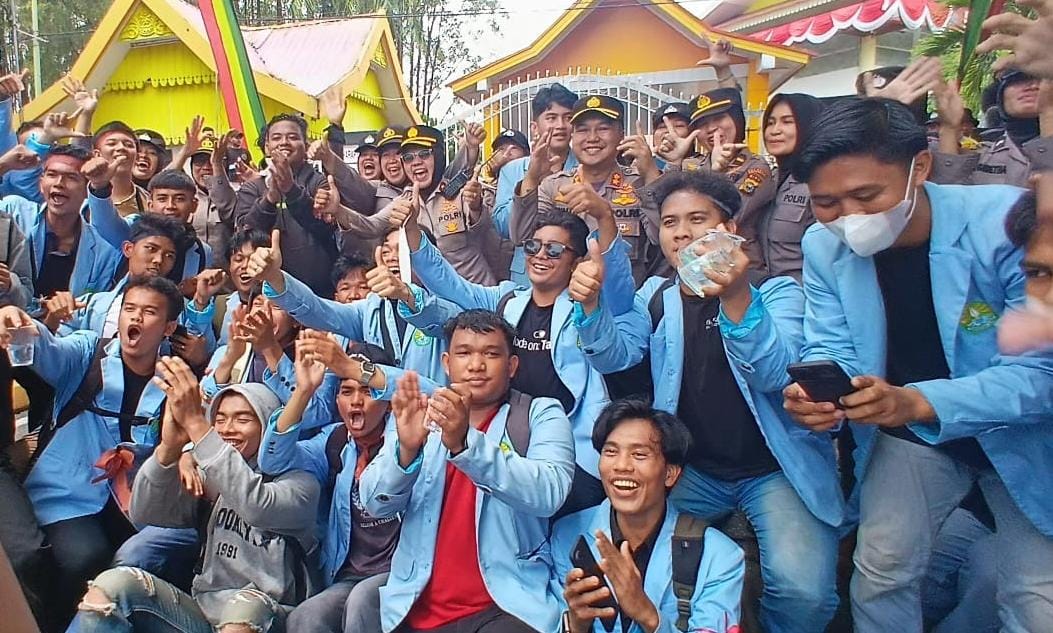 HUT Polwan Ke 77, Polwan Polda Riau Bagikan Bunga ke Pendemo