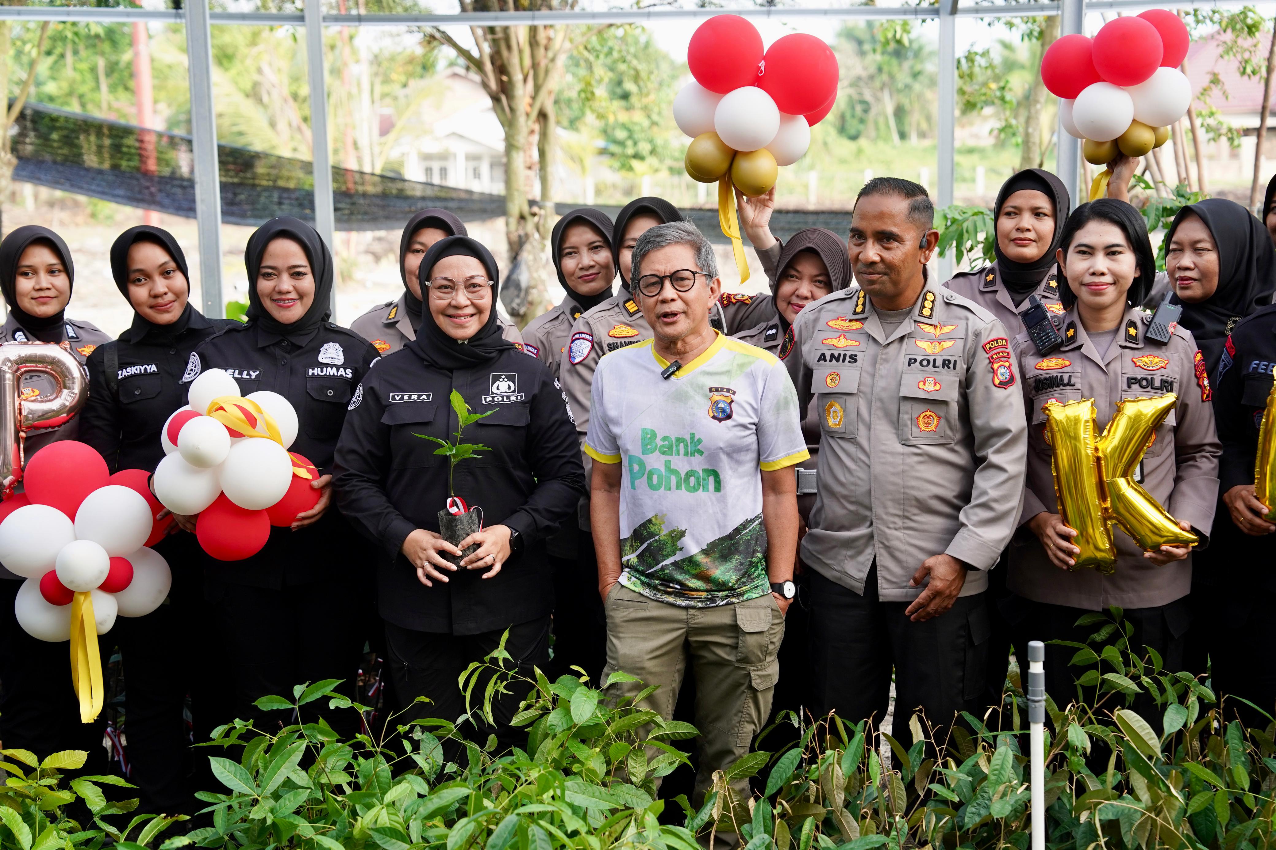 Polwan Polda Riau Ajak Rocky Gerung ke Bank Pohon, Rayakan HUT ke-77 dengan Pesan Etika Kepedulian