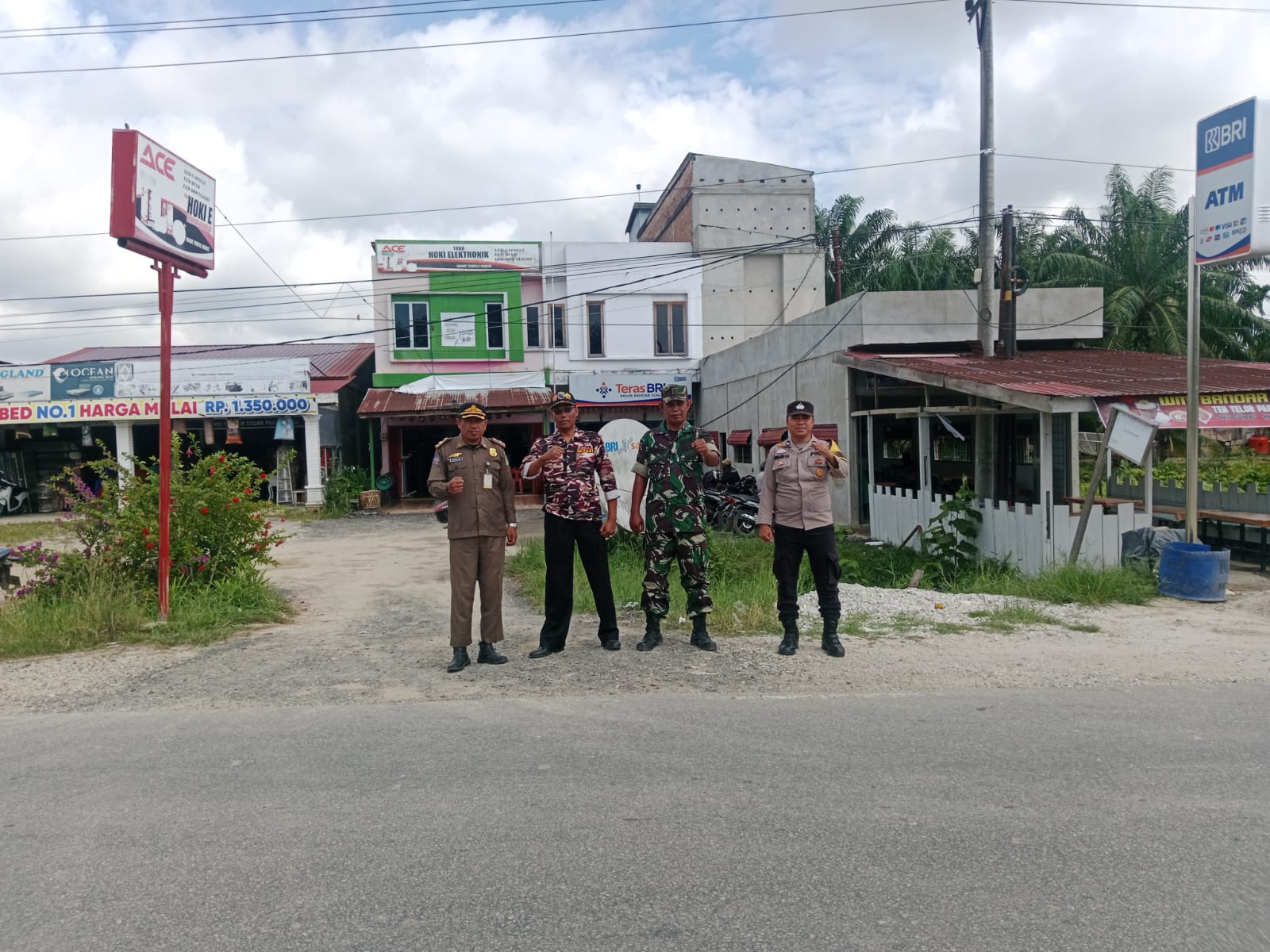 Patroli Kamtibmas TNI-Polri, Pemcam, Satpol PP, Ormas dan Tokoh Masyarakat Sabak Auh Ciptakan Rasa Aman