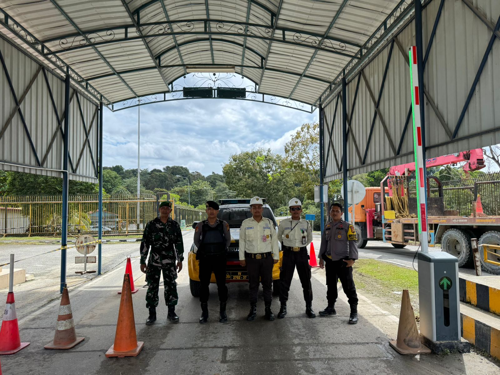 Patroli Sinergitas TNI-Polri Jaga Kondusifitas Di Kecamatan Minas
