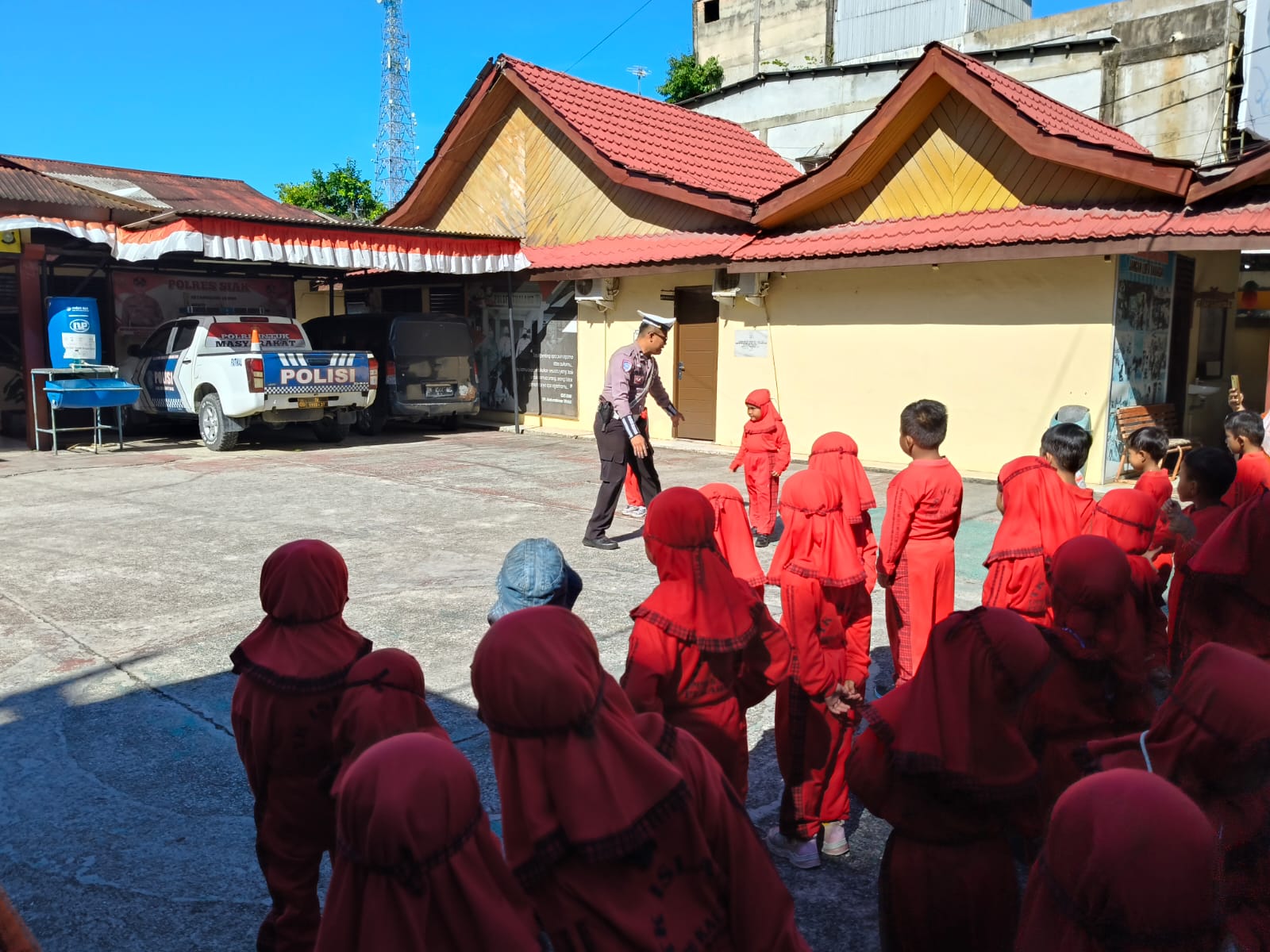 Polisi Sahabat Anak, 60 Murid TK Umi Kalsum Kunjungi Polsek Tualang