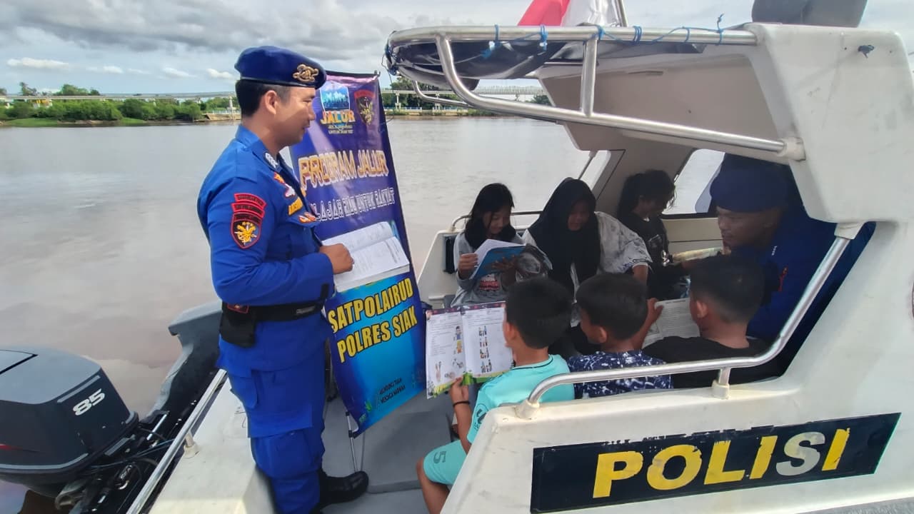 Polairud Polres Siak Hidupkan Semangat Membaca Anak Pesisir Lewat “Kapal Baca”