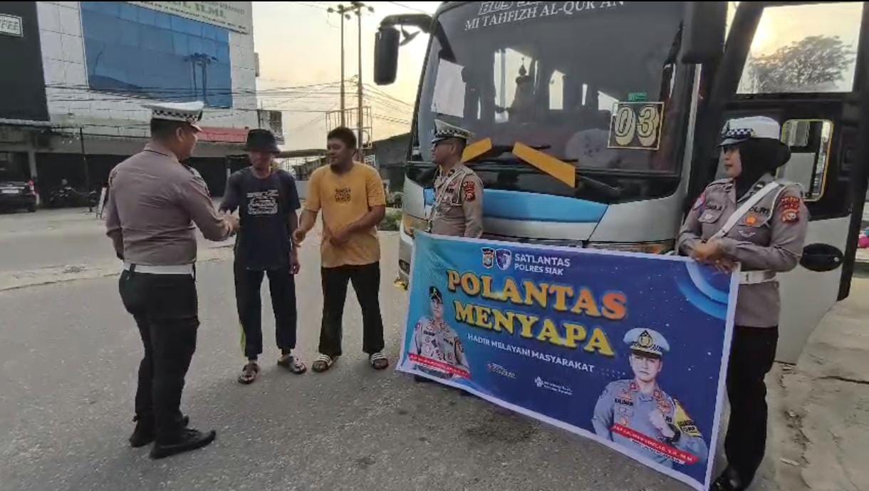 Polantas Polsek Tualang Menyapa, Siswa SD IT Nurul Ilmi Dapat Edukasi di Bus Sekolah dan Snack Spesial HUT Lalu Lintas Ke-70