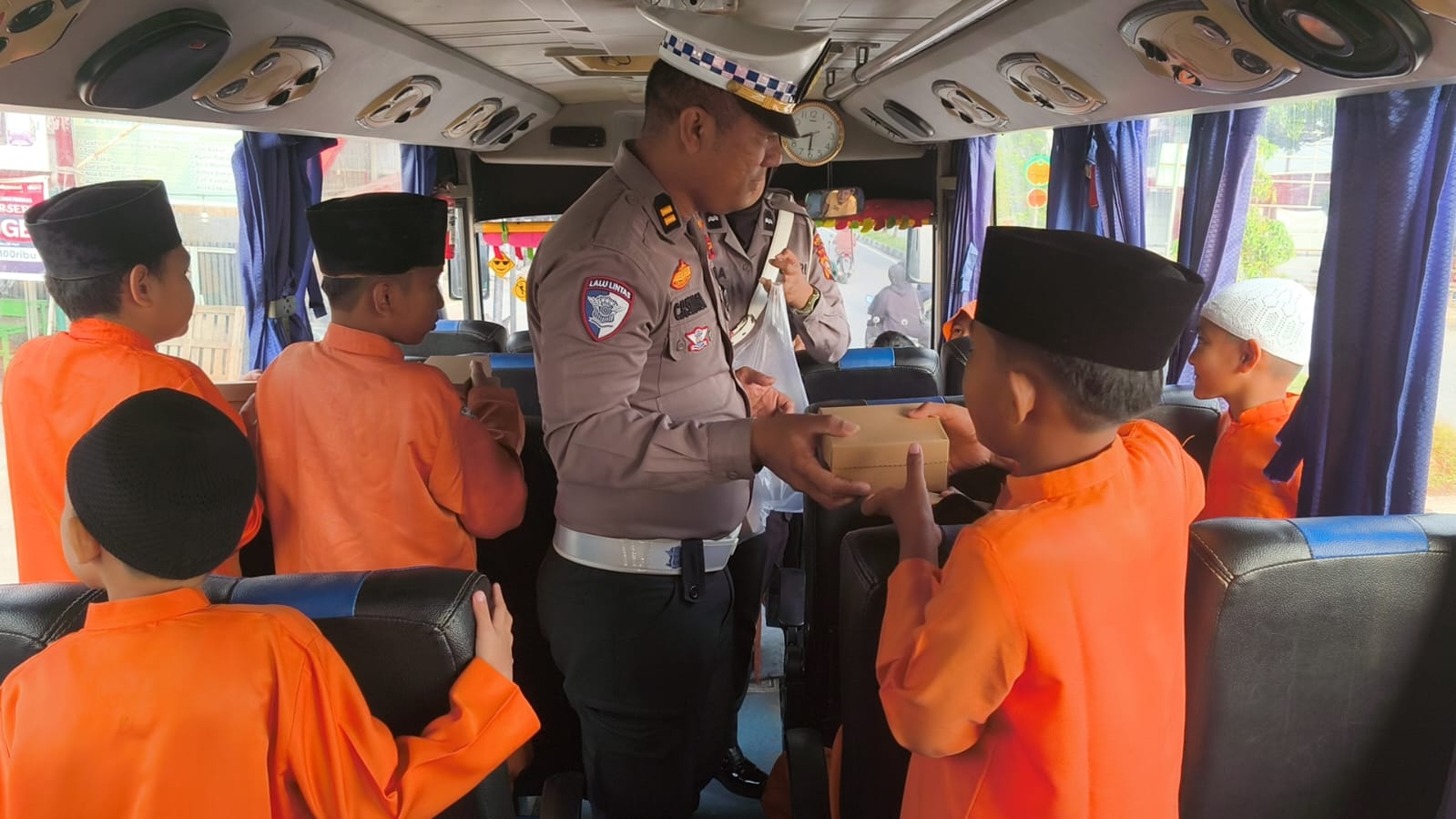 Polantas Polsek Tualang Menyapa, Siswa SD IT Nurul Ilmi Dapat Edukasi di Bus Sekolah dan Snack Spesial HUT Lalu Lintas Ke-70