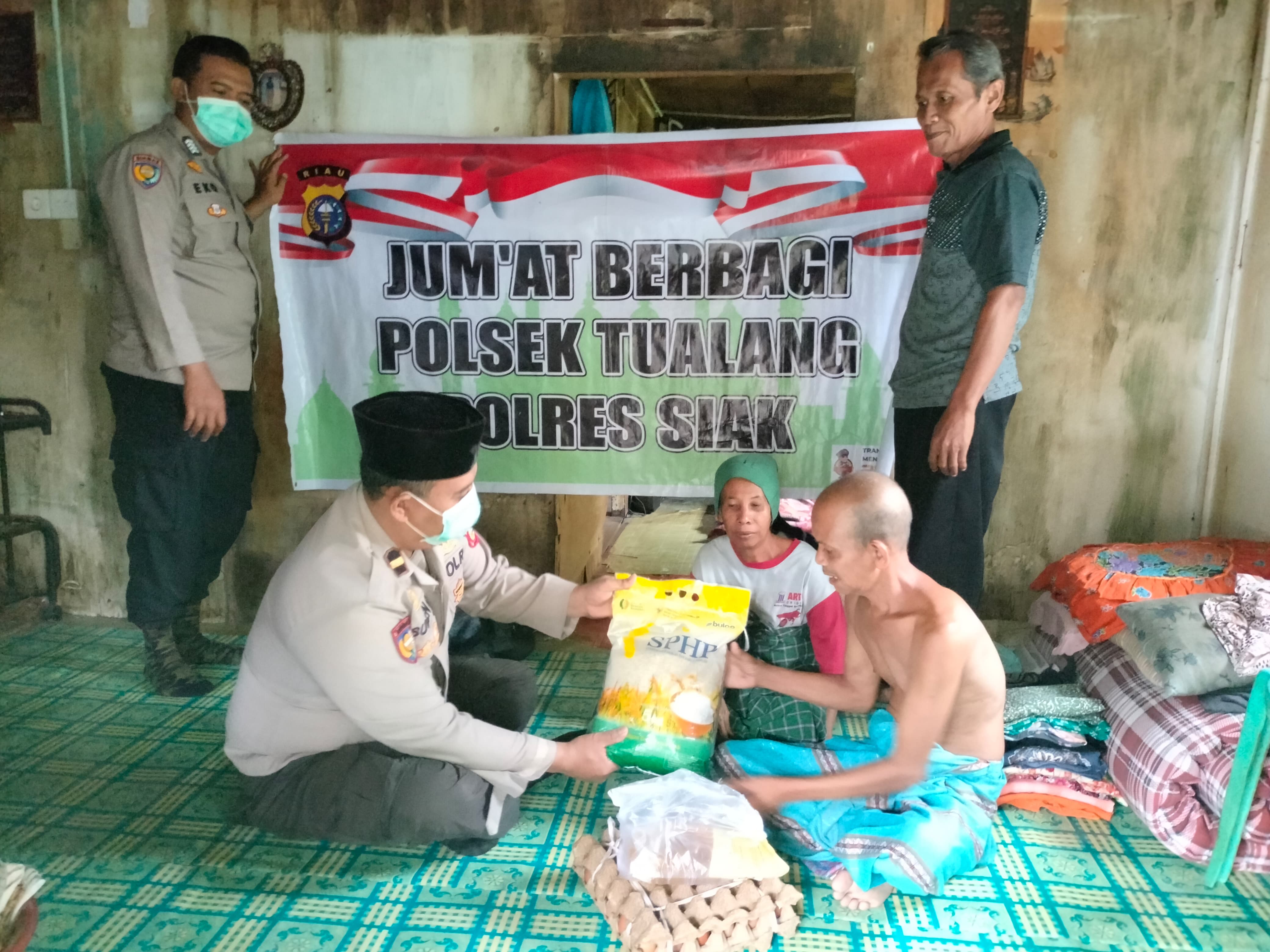 Polsek Tualang Sentuh Hati Warga, Bantu Lansia Penderita TBC Lewat Jumat Berbagi