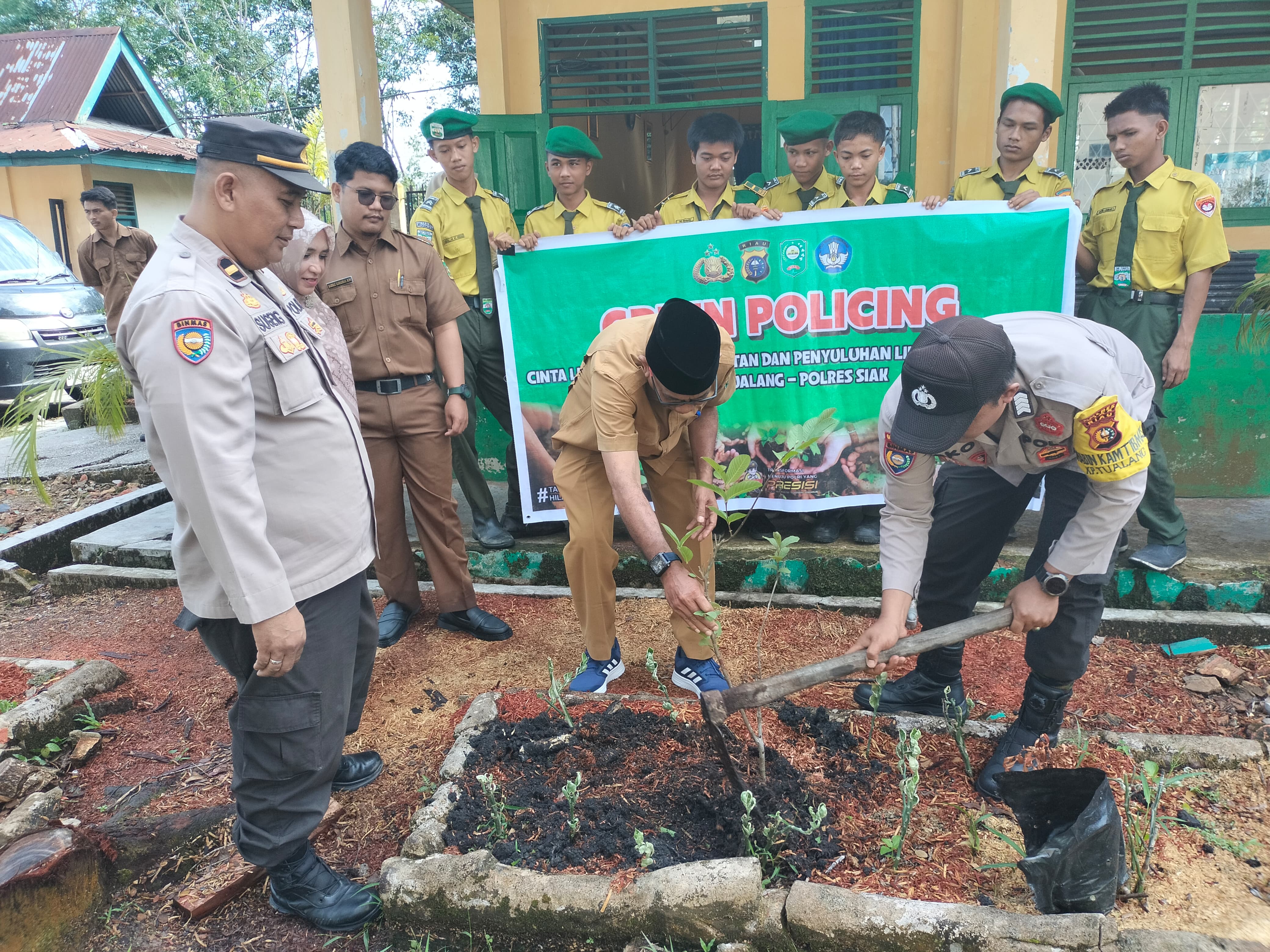 Polsek Tualang Gelar Green Policing di SMK Yamatu, Ajak Siswa Peduli Lingkungan