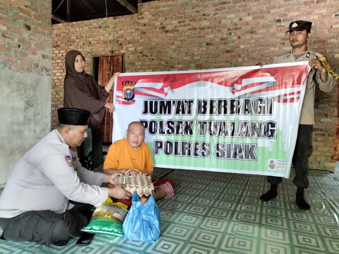 Aksi Humanis Polsek Tualang, Warga Kurang Mampu Terima Bantuan Sembako