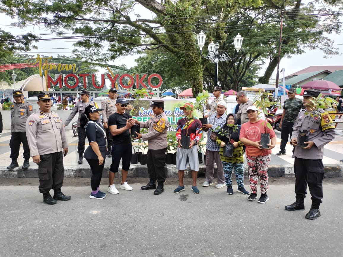 Polisi Tualang Hijaukan CFD, Bagikan 50 Bibit Pohon Ke Warga