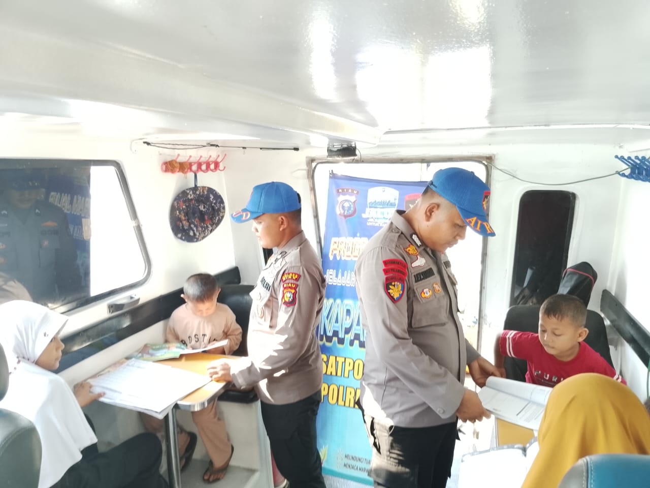 Satpolairud Polres Siak Hadirkan Program JALUR: Klinik Terapung, Sambang Nusa, dan Kapal Baca untuk Warga Pesisir