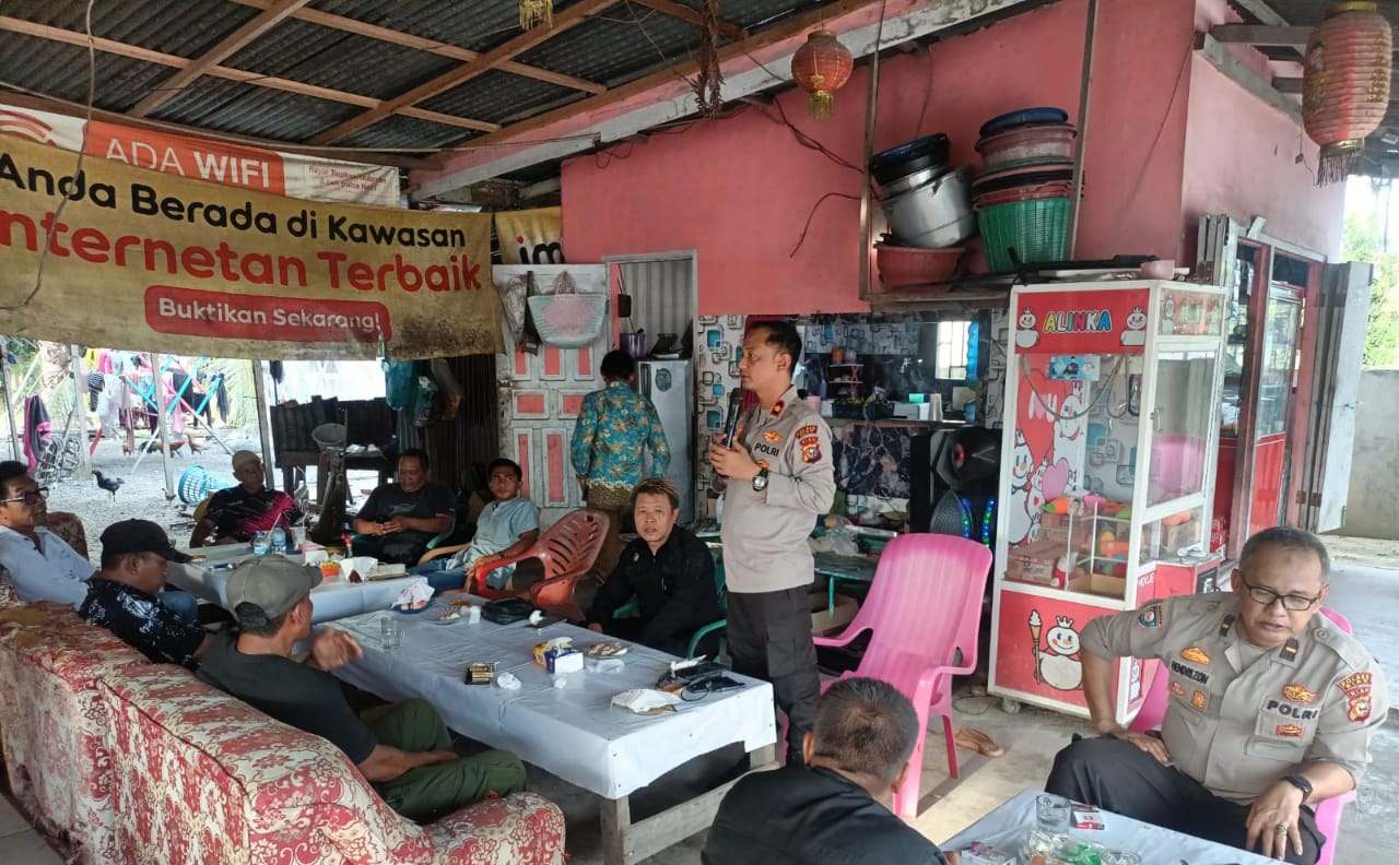 Suasana Hangat, Kapolsek Kandis Sambang Tokoh Masyarakat Kampung Jambai Makmur