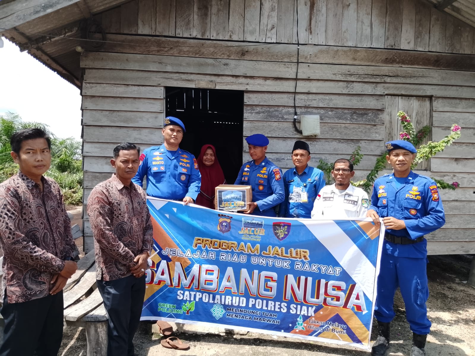 Satpolairud Polres Siak Gelar Program JALUR: Sambang Nusa, Klinik Terapung, hingga Bersih Pantai Di Pesisir Pusako