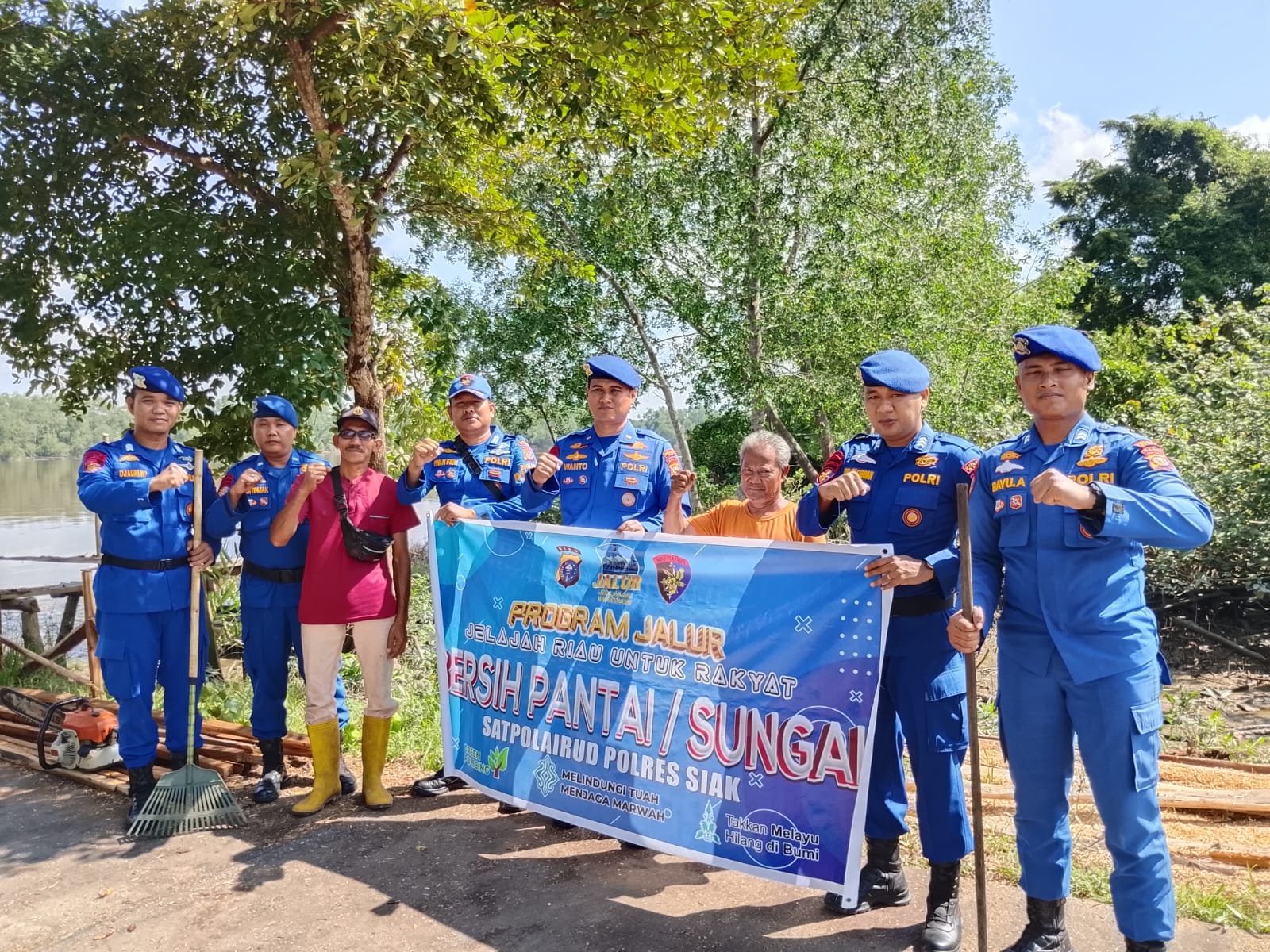Satpolairud Polres Siak Gelar Program JALUR: Sambang Nusa, Klinik Terapung, hingga Bersih Pantai Di Pesisir Pusako