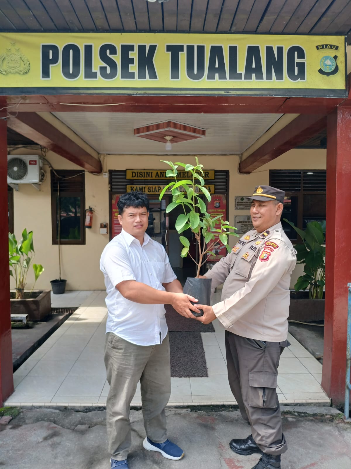 Polsek Tualang Rayakan Ulang Tahun Personel dengan Menanam Pohon