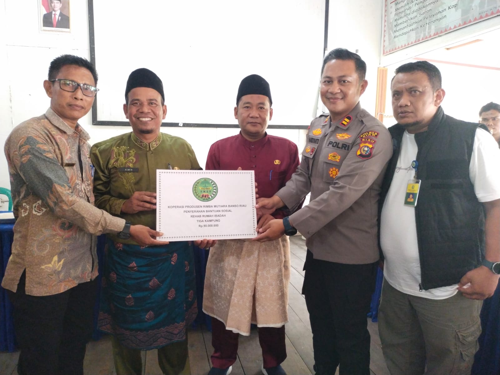 Koperasi Rimba Mutiara Banso Salurkan Dana Bansos untuk Rehab Masjid dan Beasiswa Mahasiswa