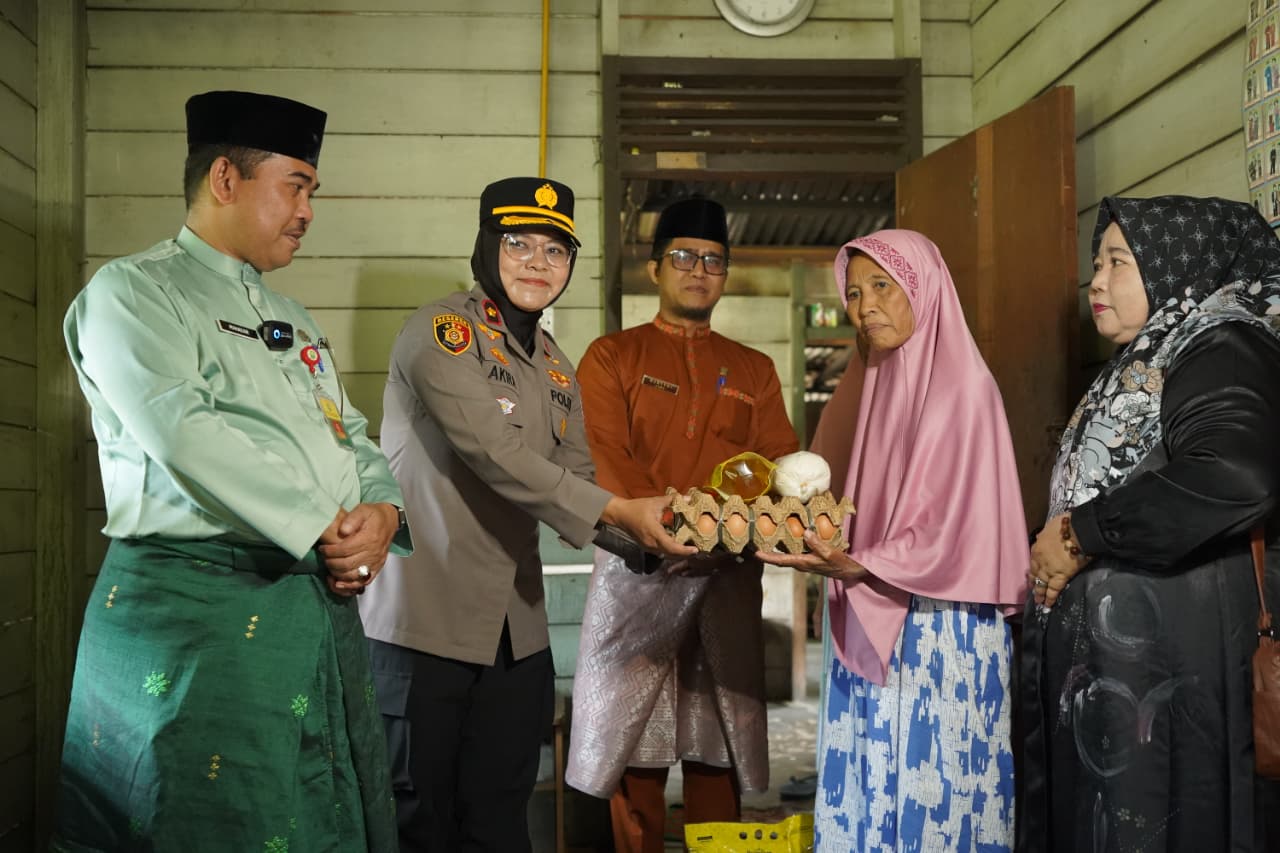 Polres Siak Gelar Jumat Berkah di Banjar Seminai, Wujud Kepedulian dan Sinergi di Hari Jadi Kabupaten Siak Ke-26
