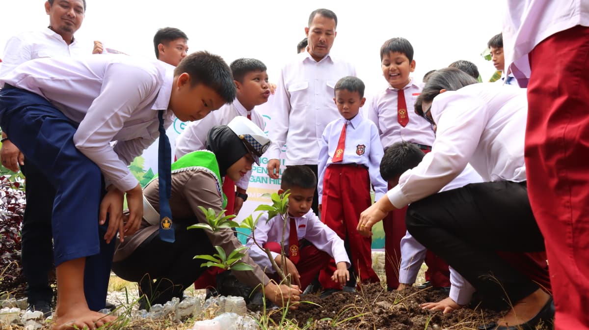 Polres Siak Sentuh Hati Anak-anak SLB Lewat Green Policing: Menanam Cinta Lingkungan, Menumbuhkan Harapan