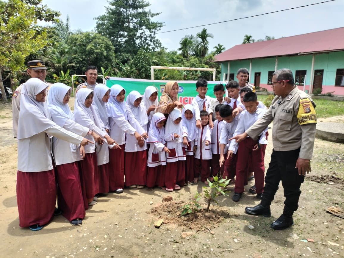 Lewat Green Policing, Polsek Tualang Ajak Pelajar SD IT Alwildan Peduli Dan Rawat Bumi