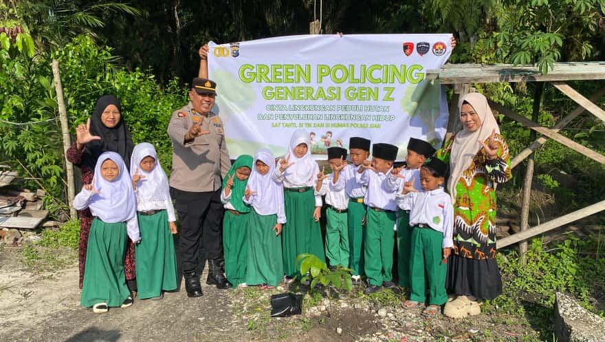 Polres Siak Tanam Bibit Pohon di Madrasah Al Manar Dayun, Wujud Nyata Dukungan Program Green Policing Kapolda Riau