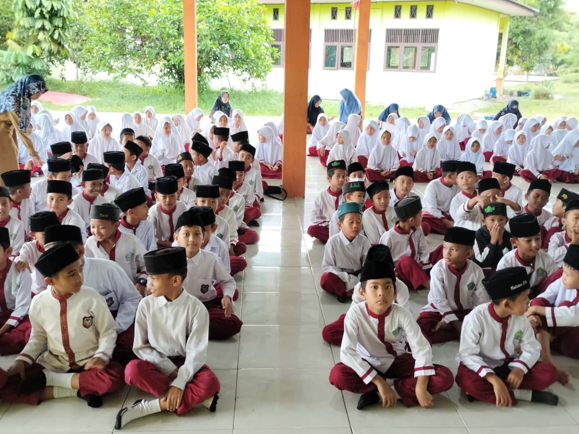 Bangun Generasi Berkarakter, Polsek Tualang Sambangi MI Al Wathaniyah Lewat Program Police Goes To School