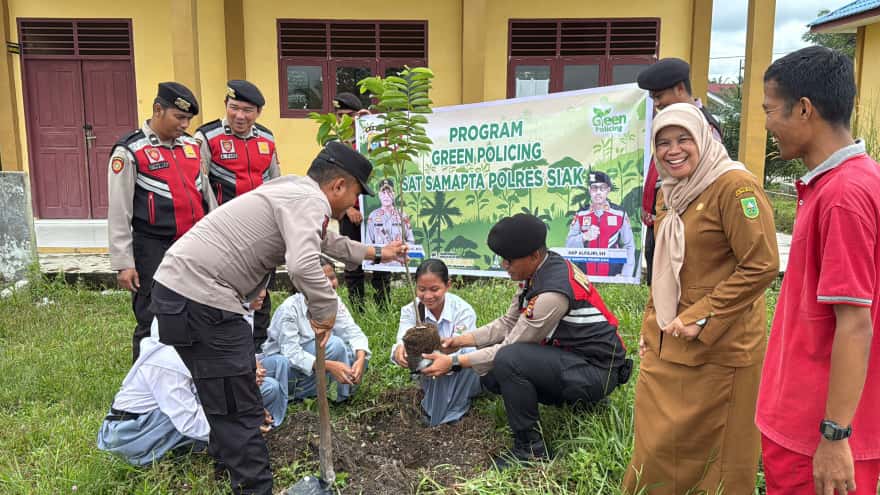 Polres Siak Tanam Pohon Di SMAN 2 Dayun, Dukung Program Green Policing Kapolda Riau