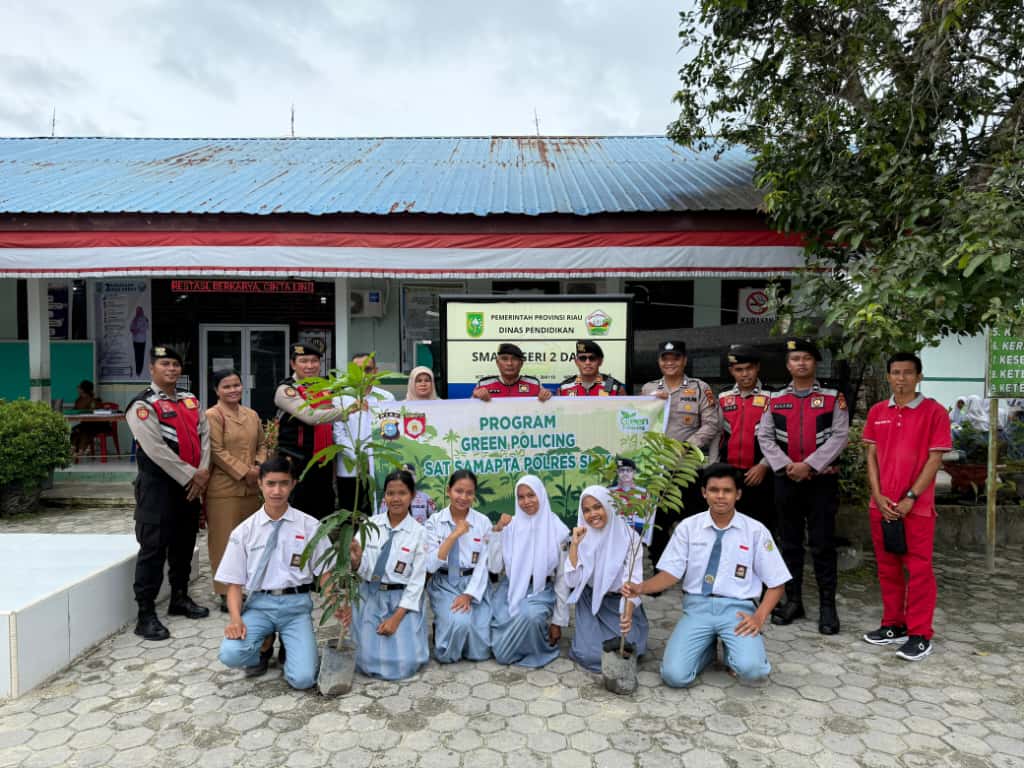 Polres Siak Tanam Pohon Di SMAN 2 Dayun, Dukung Program Green Policing Kapolda Riau