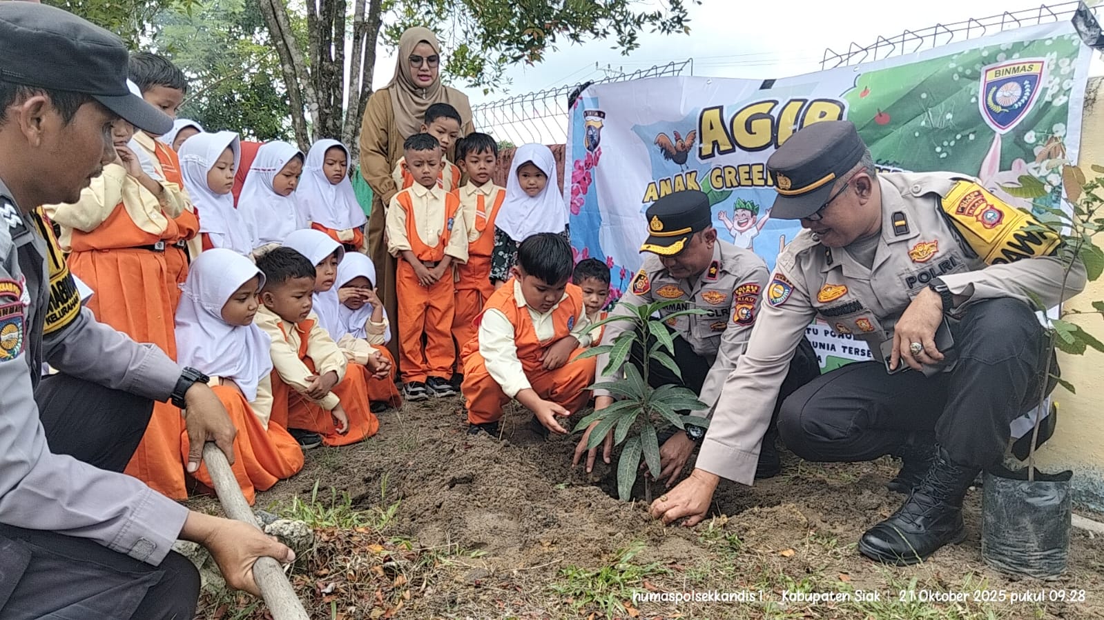 Polsek Kandis Tanamkan Cinta Lingkungan Sejak Dini Lewat Program Green Policing di TK Tunas Harapan Belutu