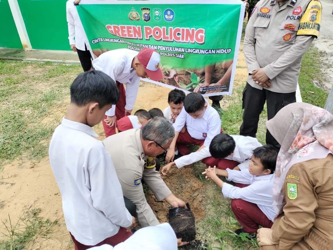 Wujudkan Generasi Peduli Alam, Polsek Tualang Gelar Green Policing di SD SLB Setia Bakti Siak