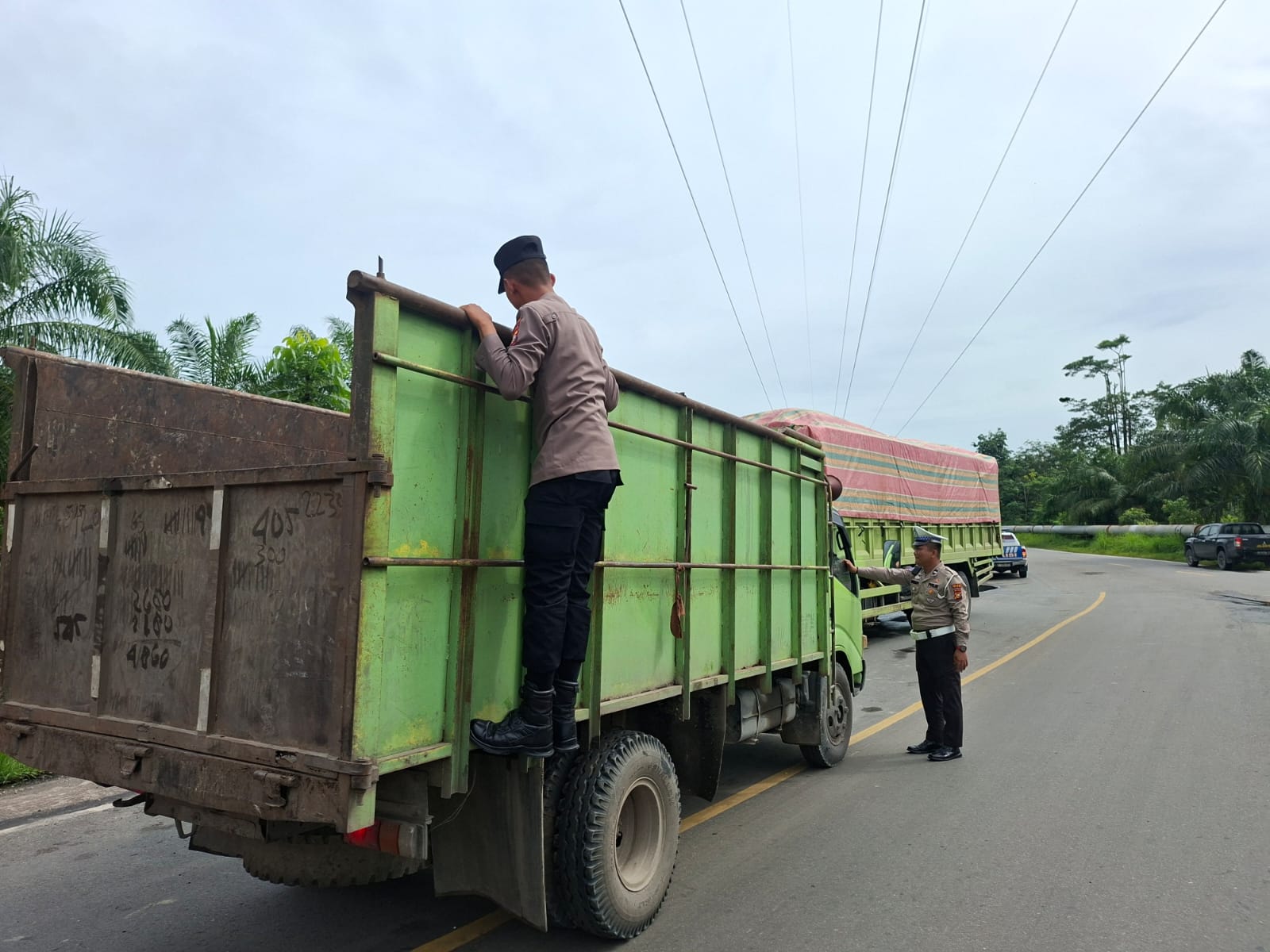 Polsek Siak dan Tim RAGA Polres Siak Gencar Lakukan Pencarian Napi Kabur dari Lapas Kelas IIB Siak, Gunakan Drone dan Blokir Jalur Pelarian