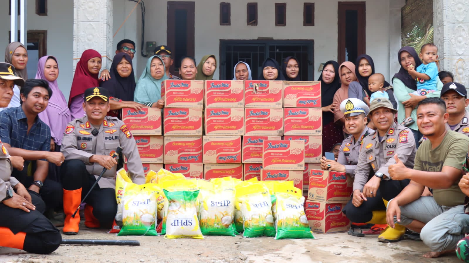Kapolres Siak Salurkan Bantuan Untuk Korban Banjir Di Dua Kampung: Wujud Kepedulian Polri Bagi Warga Terdampak