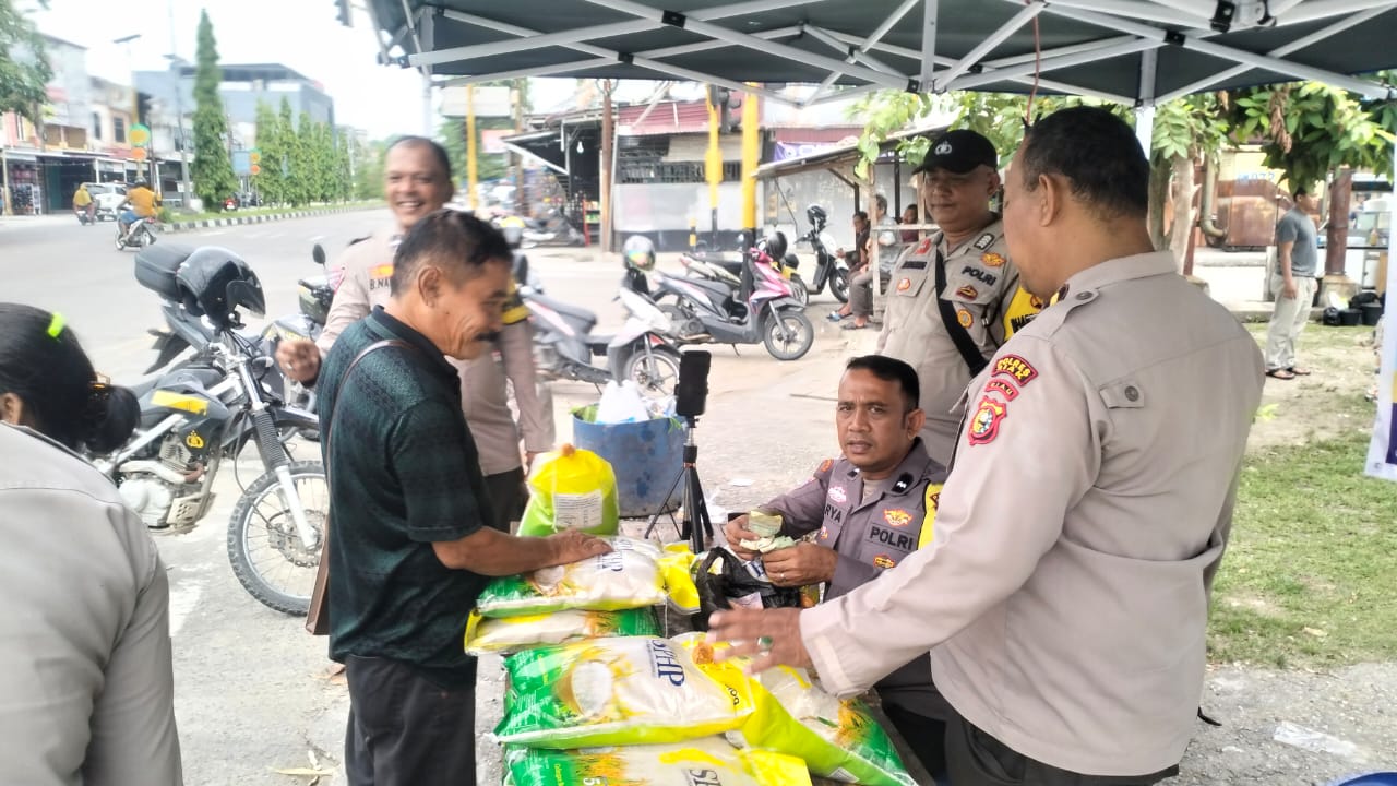 Sinergi Bulog Dan Polri, Warga Tualang Antusias Borong Beras Murah Di Perawang
