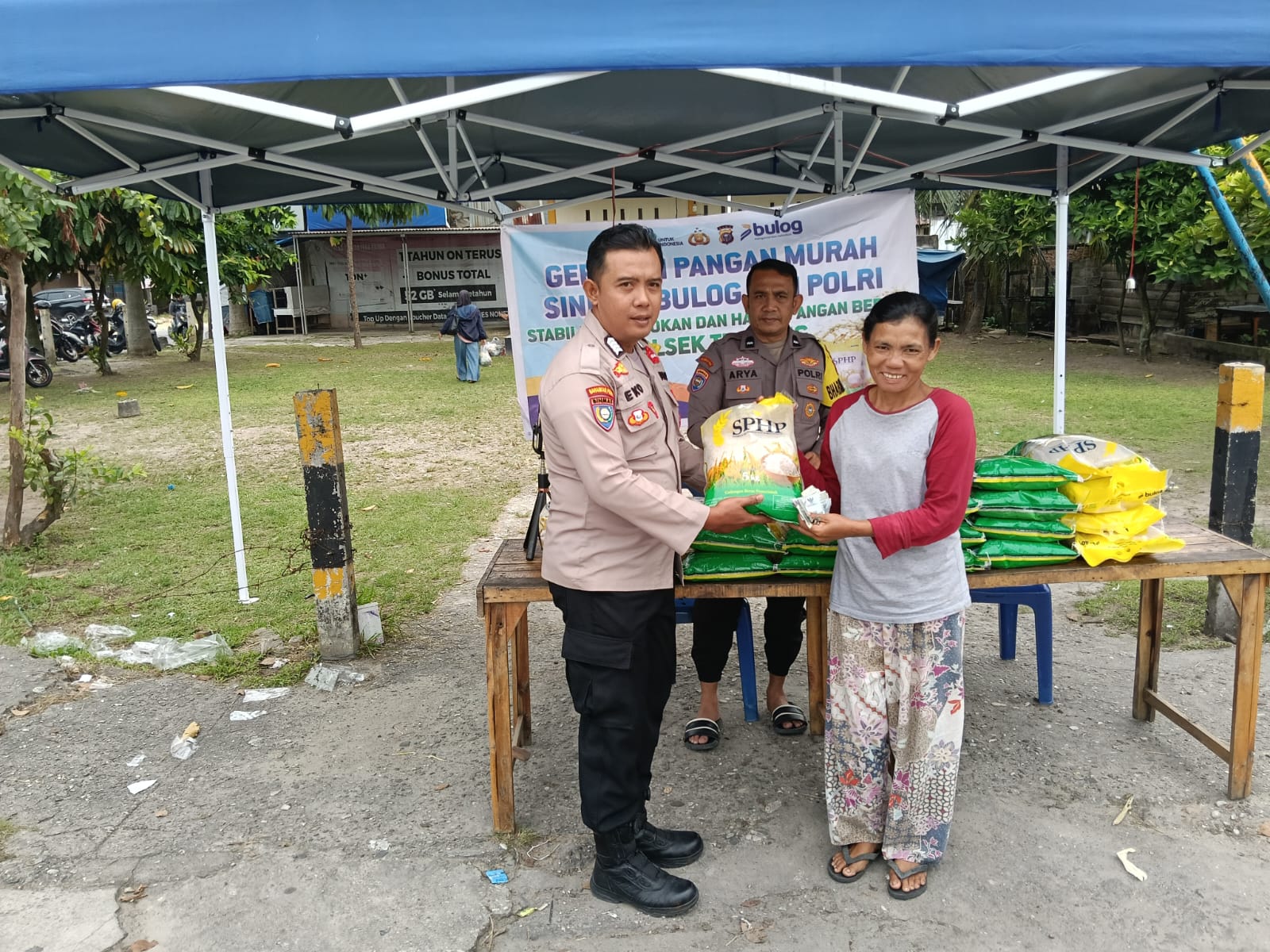 Sinergi Bulog dan Polri, Warga Tualang Antusias Borong Beras Murah di Perawang