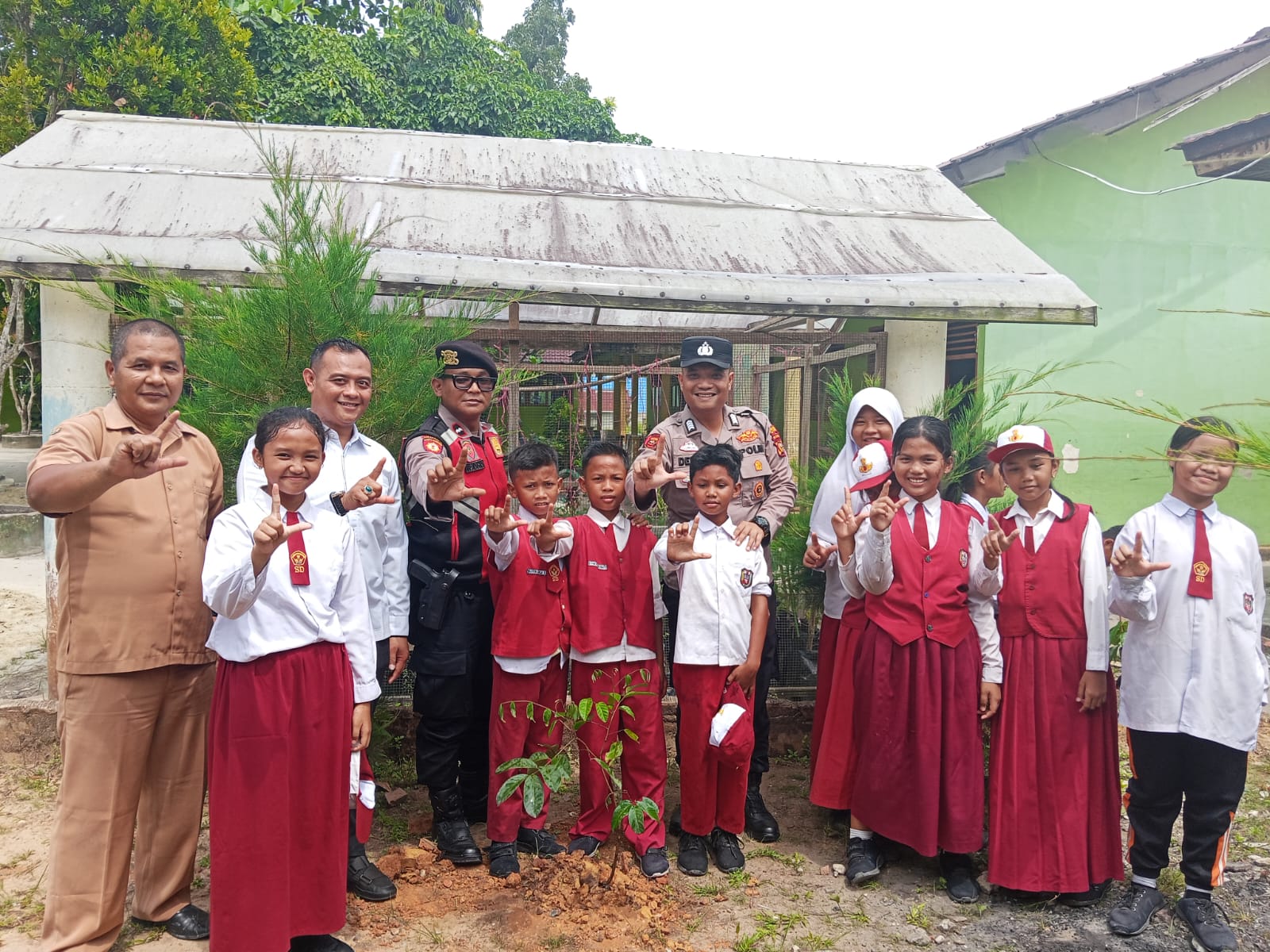 Polres Siak Tanam Bibit Pohon Di SDN 2 Dayun, Dukung Program Kapolda Riau “Green Policing"