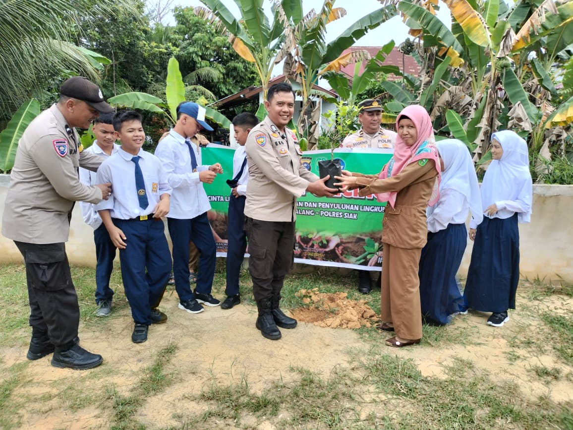 Polsek Tualang Ajak Siswa SLB Setia Bakti Jadi “Pahlawan Hijau” Lewat Program Green Policing