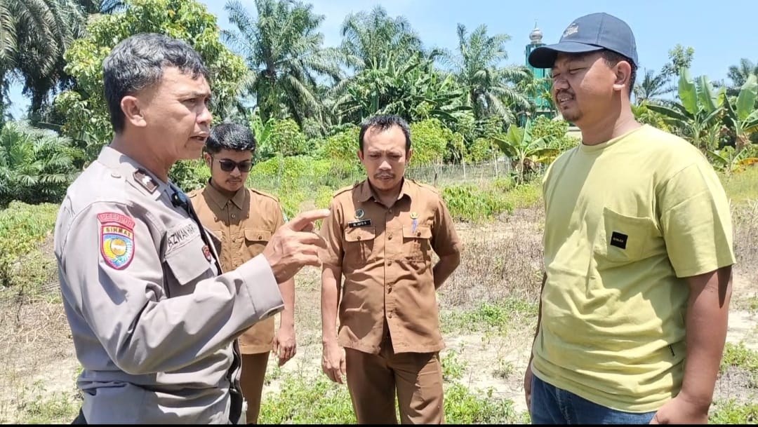 Bhabinkamtibmas dan Kepala Kampung Maredan Barat Patroli Cegah Karhutla di Tengah Cuaca Panas