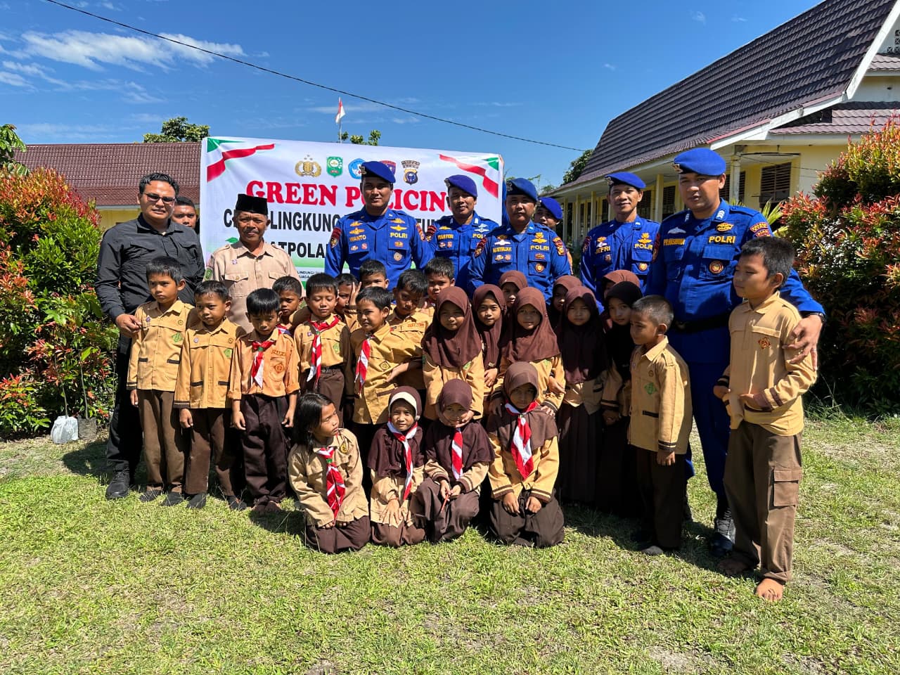 Sat Polairud Polres Siak Gelar Kegiatan Green Policing di SDN 08 Kampung Berbari, Tanamkan Kepedulian Lingkungan Sejak Dini