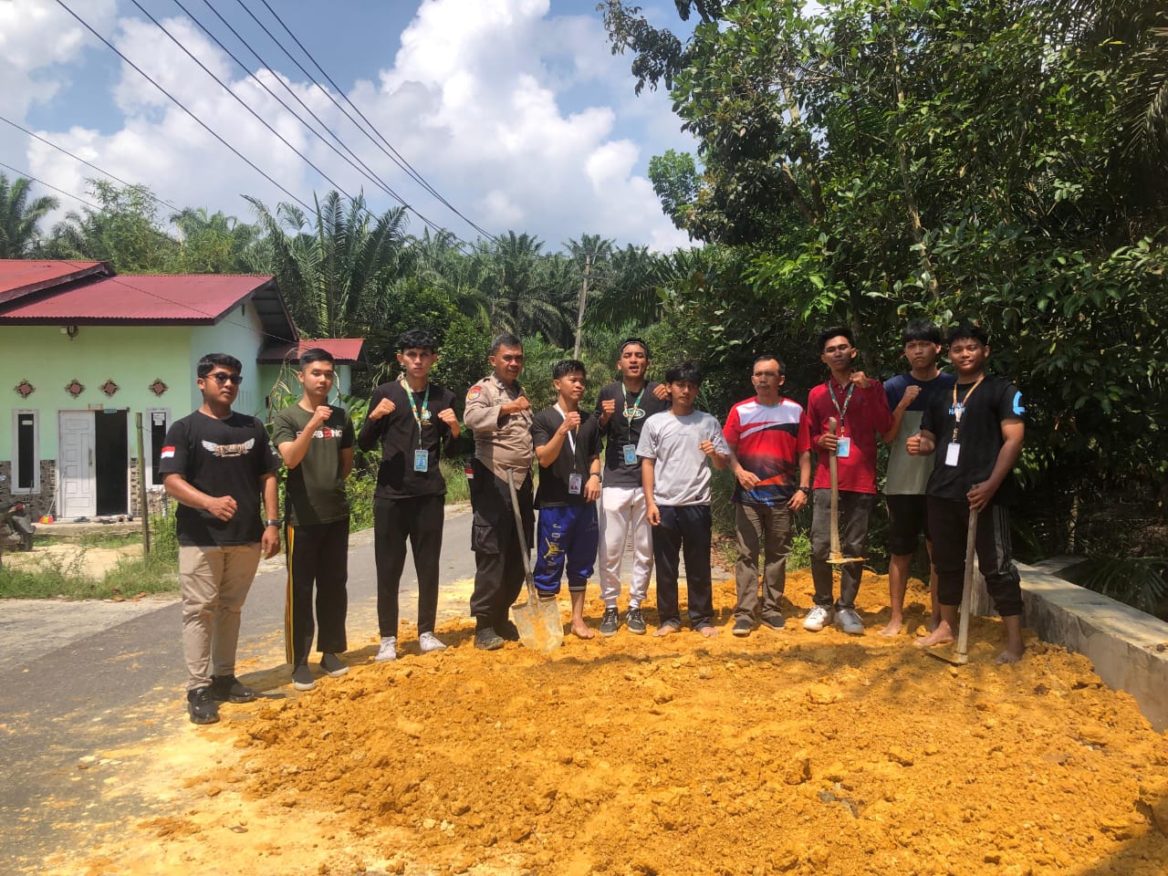 Cegah Kecelakaan, Bhabinkamtibmas dan Warga Kompak Timbun Jembatan Berlubang di Maredan Barat