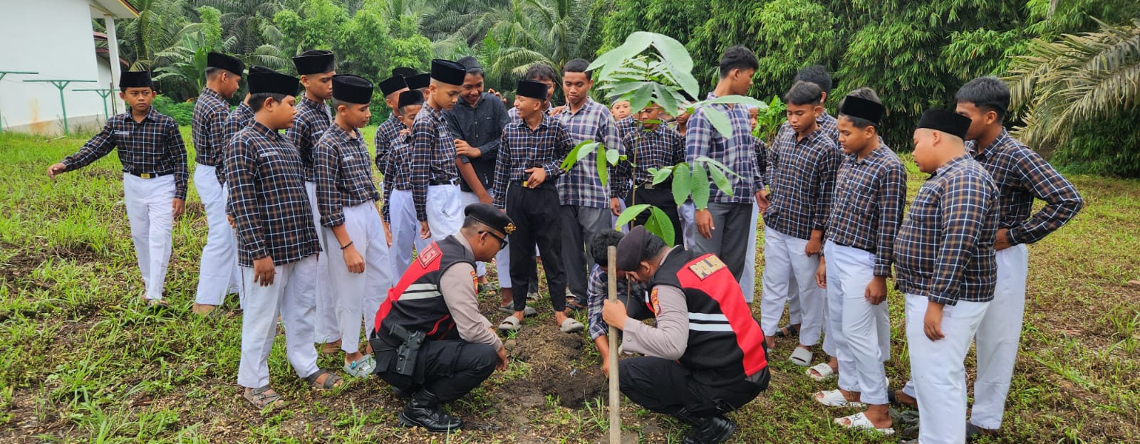 Polres Siak Dukung Program Kapolda Riau, Kasat Samapta Tanam Pohon di Ponpes Nur Hidayah Dayun