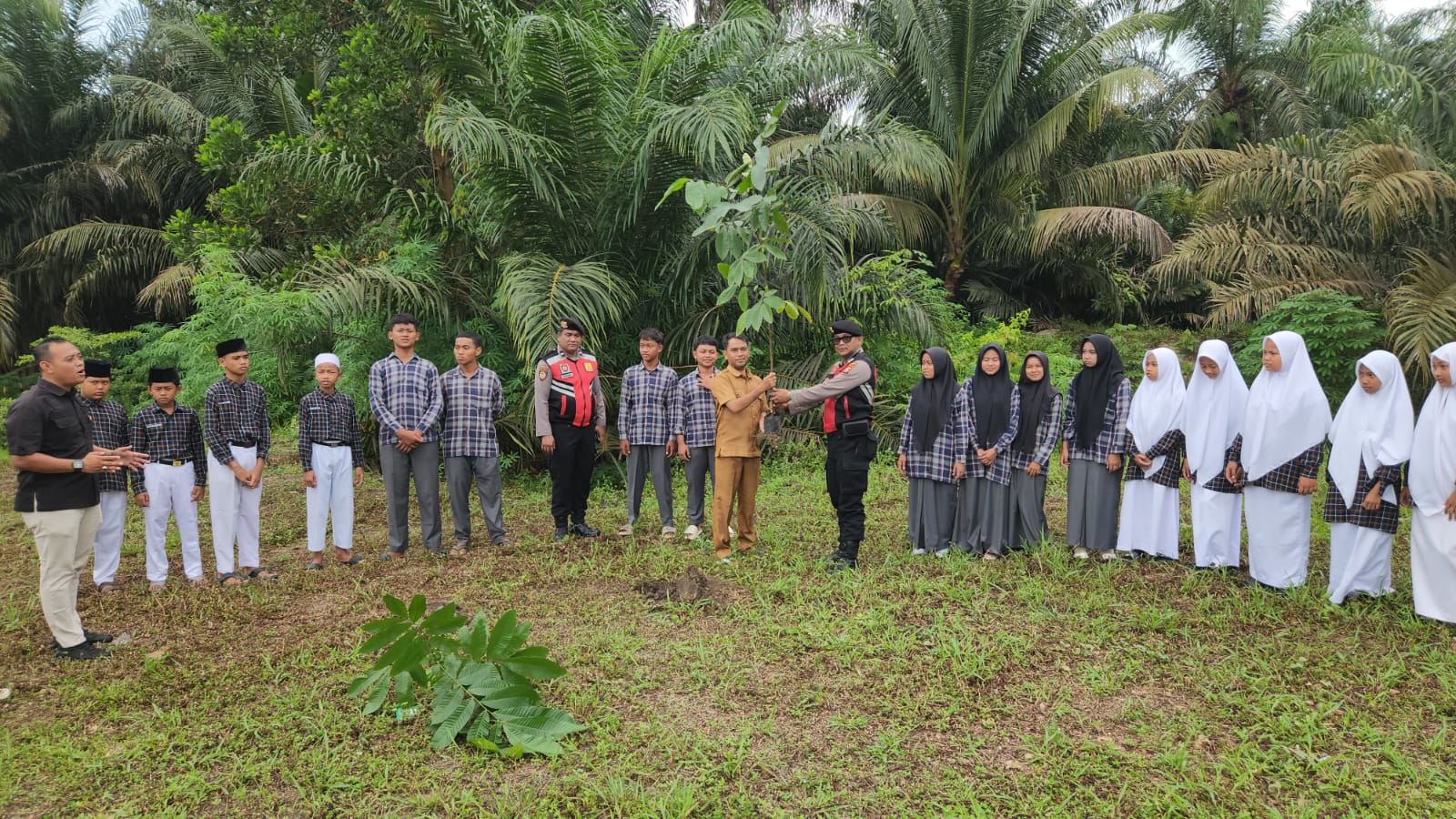 Polres Siak Dukung Program Kapolda Riau, Kasat Samapta Tanam Pohon di Ponpes Nur Hidayah Dayun