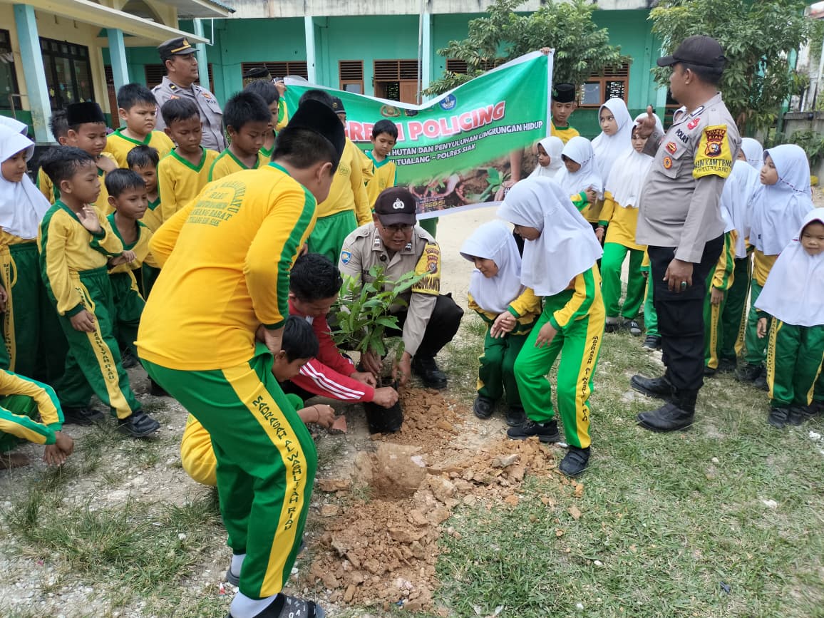 Polsek Tualang Edukasi Siswa Tentang Kelestarian Lingkungan di Al-Washliyah
