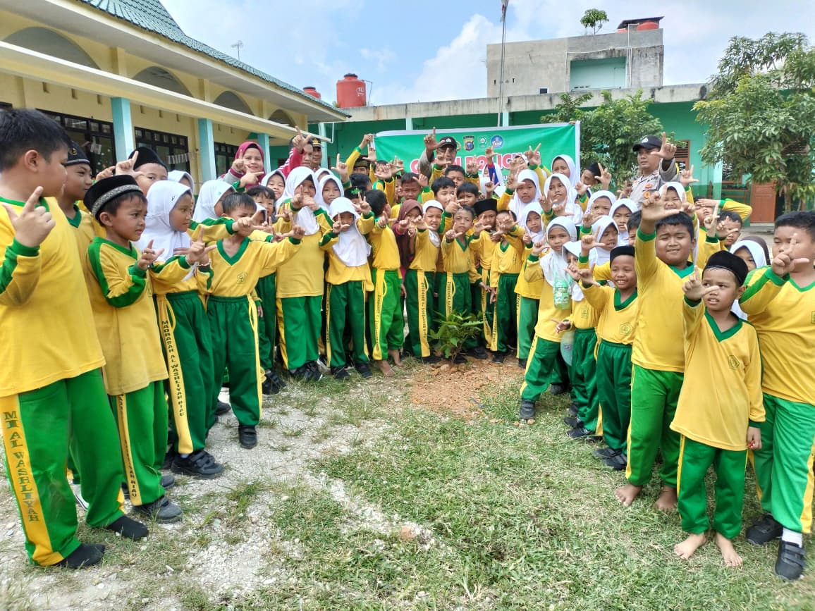 Polsek Tualang Edukasi Siswa Tentang Kelestarian Lingkungan di Al-Washliyah