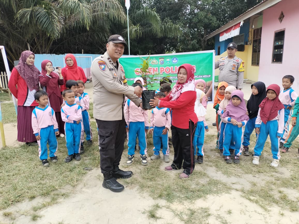 Polsek Tualang Gelar Sosialisasi Green Policing Dan Penanaman Bibit Pohon Jambu di TK Islam Alifa Perawang Barat