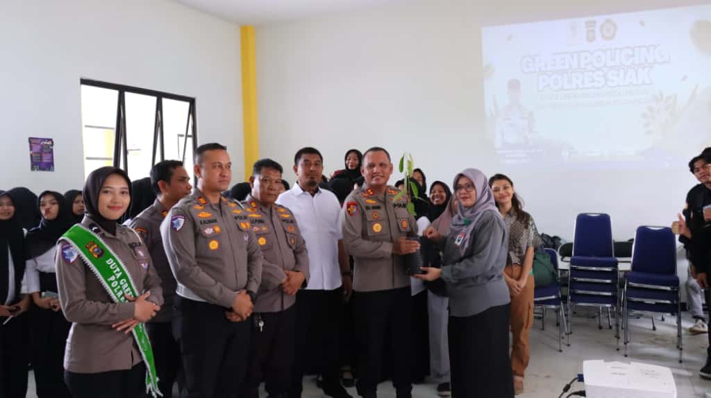 Kapolres Siak Tanam Bibit Durian di Kampus Politeknik Sriwijaya: Wujudkan Green Policing Generasi Gen Z Peduli Lingkungan