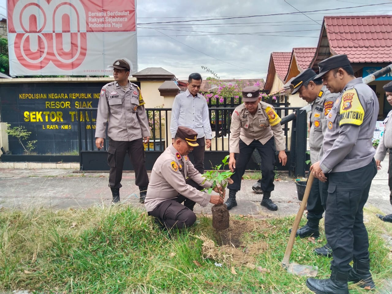 Kapolsek Tualang. Jelang Hari Pohon Nasional 10 Pohon Ditanam Dalam Program Green Policing