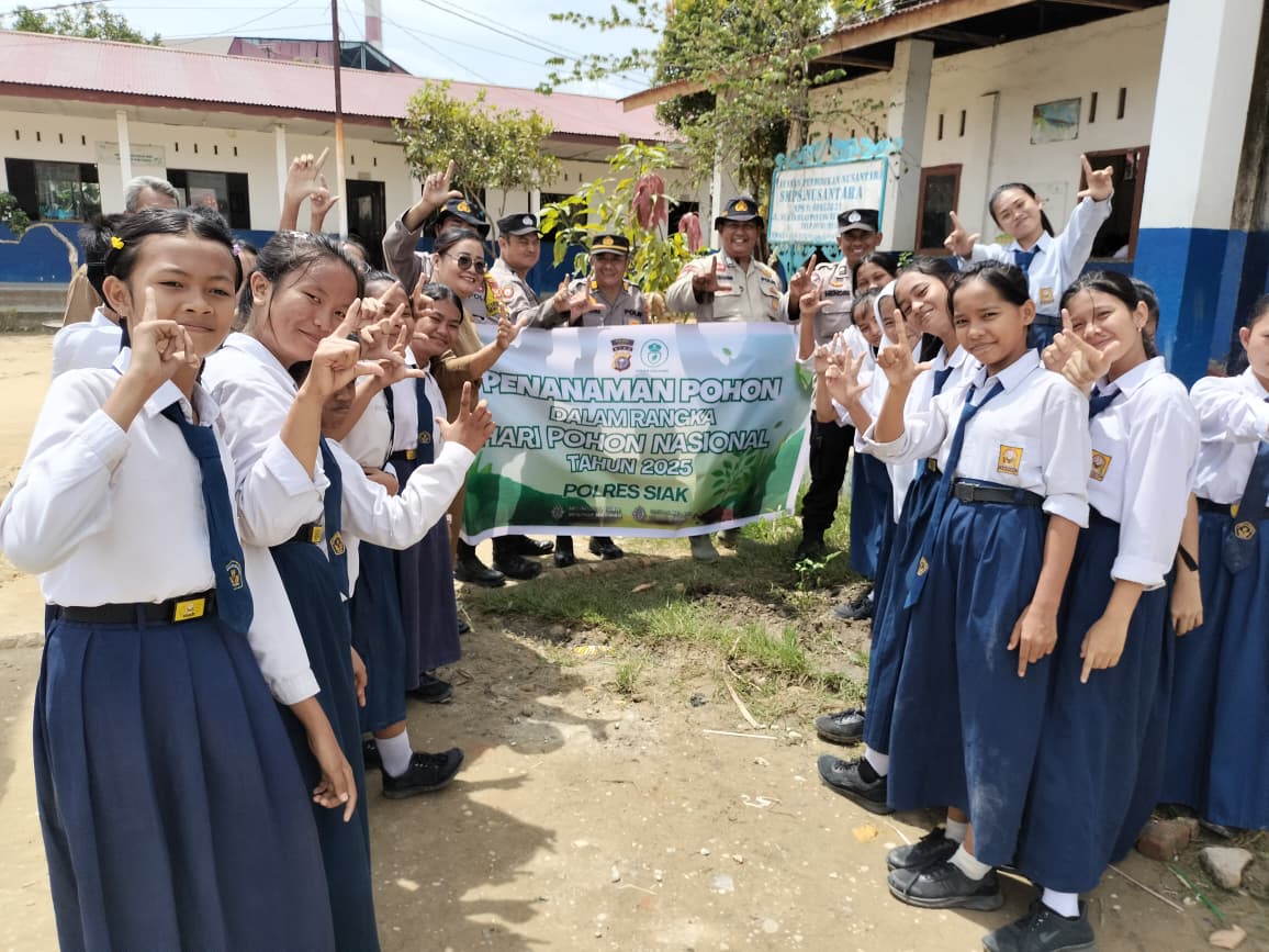 Polsek Tualang Tanam Pohon Serentak di 2 Lokasi Sekolah , Jelang Peringati Hari Pohon Nasional 2025