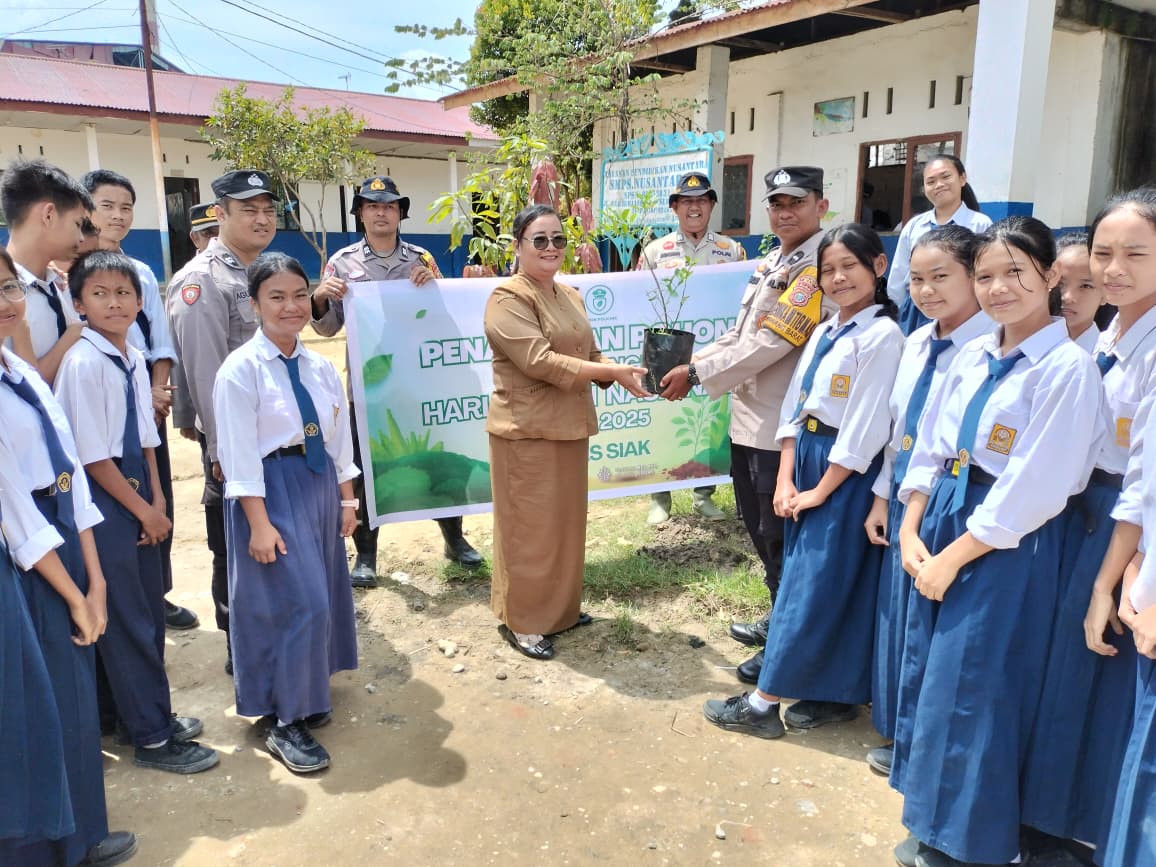 Polsek Tualang Tanam Pohon Serentak di 2 Lokasi Sekolah , Jelang Peringati Hari Pohon Nasional 2025