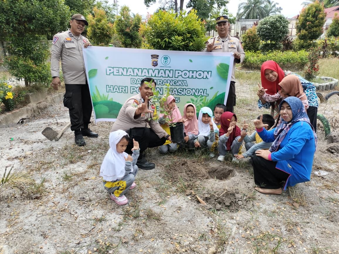 Green Policing Polsek Tualang: Tanam Bibit Jeruk dan Matoa Bersama TK Cendikia Muda di Sekolah
