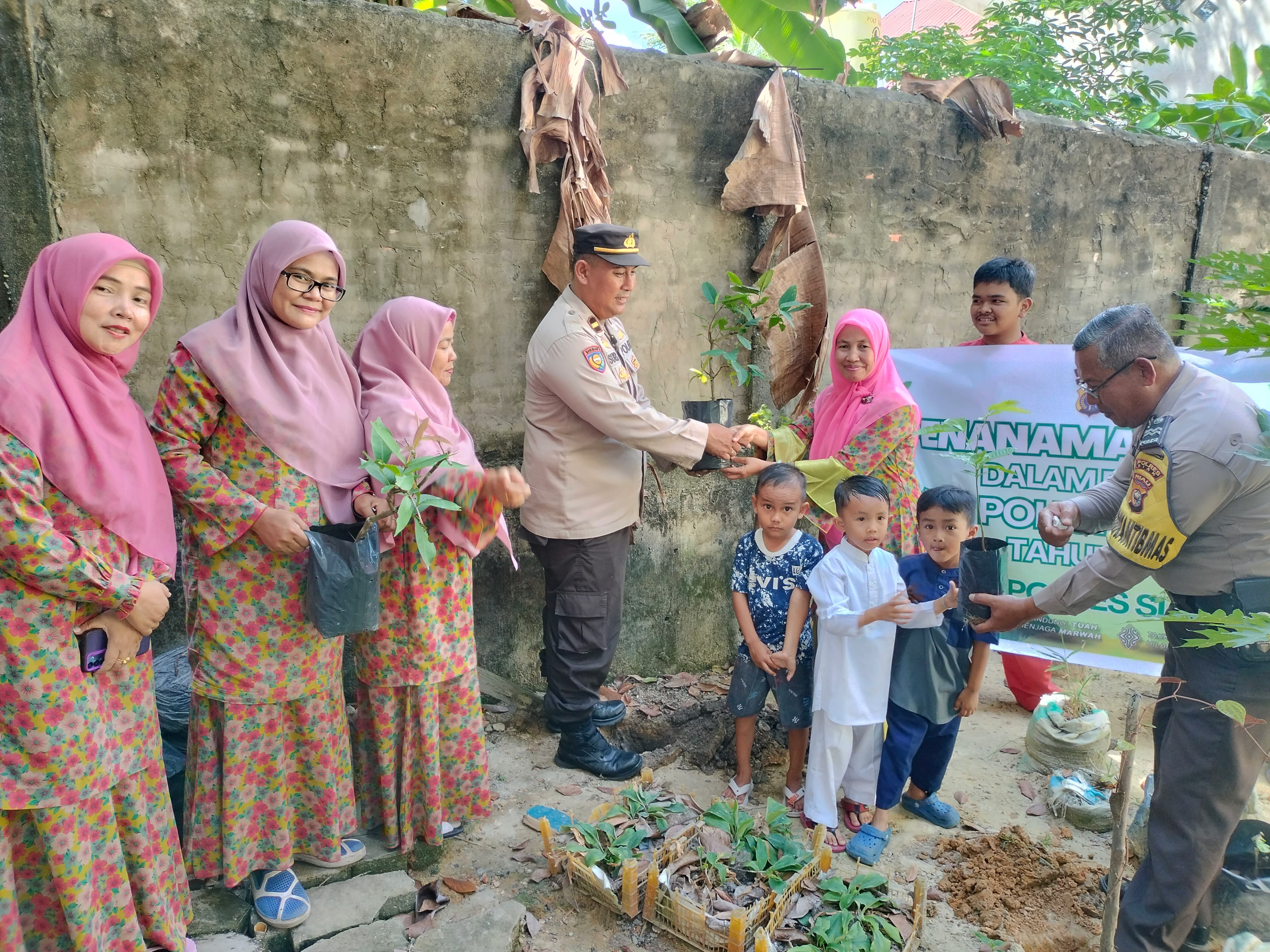 Polsek Tualang Perkuat Kepedulian Lingkungan Lewat Kegiatan Penghijauan