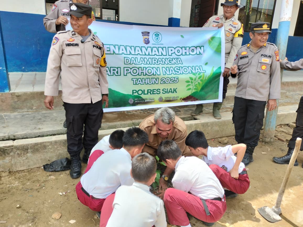Penghijauan di SD S Nusantara, Polsek Tualang Tanam Bibit Pohon Buah
