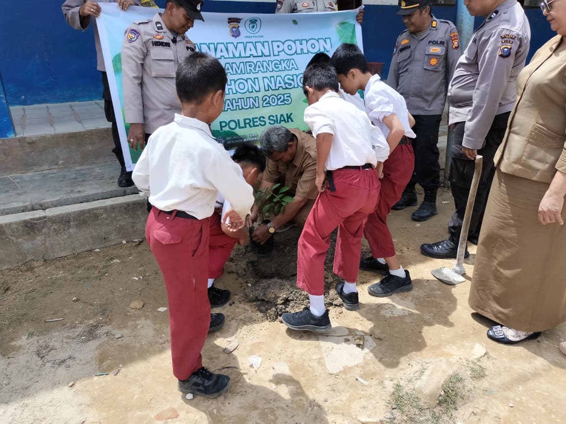 Penghijauan di SD S Nusantara, Polsek Tualang Tanam Bibit Pohon Buah